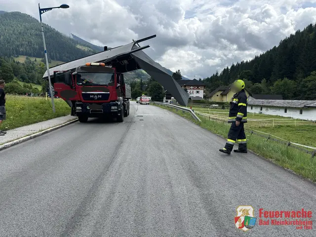 Die massive Konstruktion blieb auf der Fahrerkabine hängen. | Foto: Freiwillige Feuerwehr Bad Kleinkirchheim