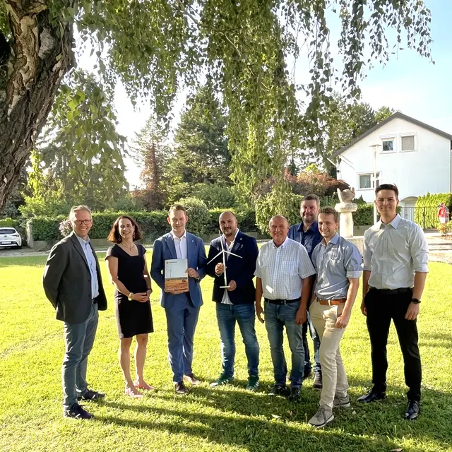 Michael Hannesschläger (GF Energiepark Bruck/Leitha), Lisa Csenar, (GFin Verbund Green Power), Bürgermeister Leonard Brassat (ÖVP), Vizebürgermeister Oliver Seewald (FPÖ), die Gemeinderäte Peter Cinadr (SPÖ) und Leopold Weber (ÖVP), Julian Weiß (Geschäftsführer Ökowind EE) und Alexander Schwarz (Verbund Green Power) arbeiten weiter zusammen. | Foto: Energiepark Bruck/Leitha