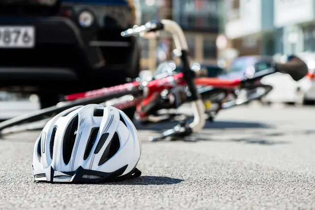 Ein Rennradfahrer wurde von einem Pkw zu Boden gestoßen. (Symbolfoto) | Foto: stock.adobe.com/at/Kzenon 