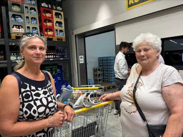 Martina und Elisabeth geben jede Wochje Glasflaschen zurück, Dosen hingegen kaum.  | Foto: Fotos: Weber/RMA