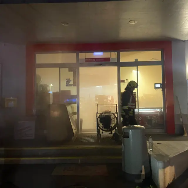 Dank Druckbelüftung konnte das Gebäude schnell rauchfrei gemacht werden. | Foto: FF Maissau