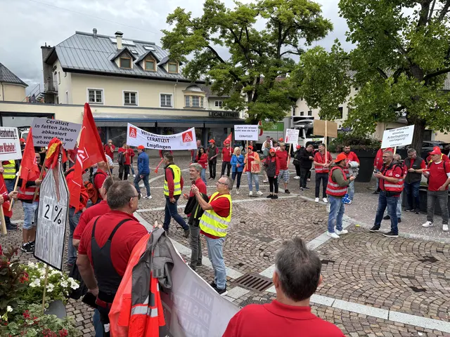 Eine Gruppe aus Empfingen nahe Stuttgart demonstrierte in Reutte am Isserplatz für eine "angemessene Ausgestaltung" eines Sozialplans. | Foto: Reichel