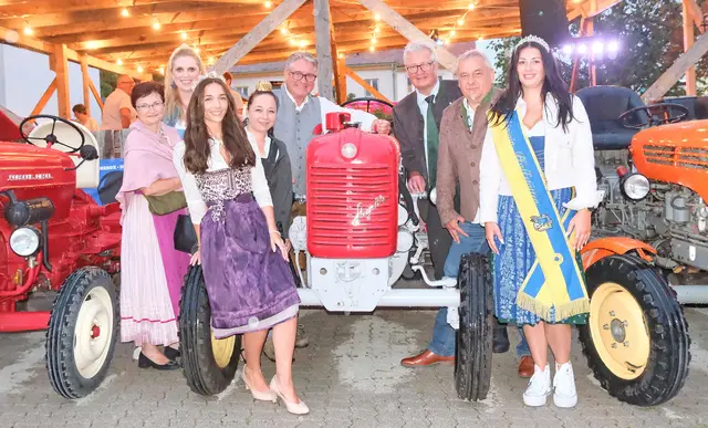 Großes Promiaufgebot bei der Eröffnung der 50. Jakobitage in Guntramsdorf – Gumpoldskirchens Ortschefin Dagmar Händler, LAbg. Marlene Zeidler-Beck, Guntramsdorfs Weinprinzessin Celina I., Gumpoldskirchens Weinkönigin Simone I., Hausherr und Bürgermeister Robert Weber, LAbg. Christoph Kainz, Guntramsdorfs Vizebürgermeister Nikolaus Brenner und Pfaffstättens Weinkönigin Amanda I. | Foto: Claudia Reisinger