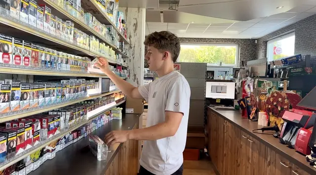 Felix Zumpf ist sechzehn Jahre alt. Er war in den Sommerferien des letzten Jahres das erste Mal auf der Tankstelle arbeiten. Mittlerweile ist er hier nicht mehr wegzudenken. | Foto: Lisa Stöckl 