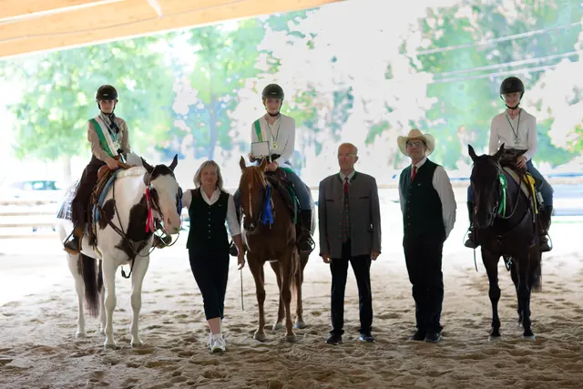 Franz Vorraber, Ludwig Hoffmann (STPS Präsident) und Barbara Lechner (STPS Vizepräsidentin) mit den Gewinnerinnen der Ranch-Riding. (v. l.) | Foto: Claudia Gehring