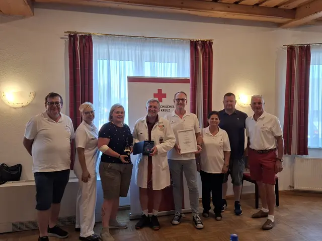 Hermann Bachtrog, Mitarbeiterin vom Blutspendeteam, Sandra Krecek, Günther Prinz, Gebietsbetreuer Bruno Kernstock, Martha Altmann, Christian Wally und Johann Hölzl. | Foto: Marktgemeinde Schweiggers