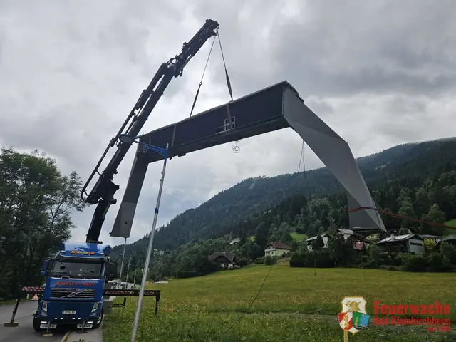 Sie wurde mithilfe eines schweren Lastenkrans von der Fahrbahn entfernt | Foto: Freiwillige Feuerwehr Bad Kleinkirchheim