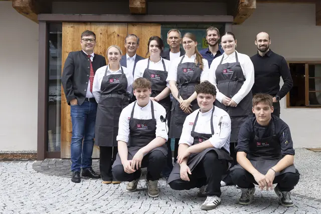Beim Barbecue und Get-together im Mesner Haus in Längenfeld bewiesen „Ötztaler Genussbotschafter*innen“ ihr Talent und den Wert heimischer Produkte. Die angehenden Genussbotschafter*innen: zweite Reihe v.l. Sophia Sommavilla (Hotel Bergwelt), Sarah Falkner (Hotel liebe Sonne), Magdalena Hierl (Hotel Central), Zoey Tiede (Hotel Central) und u.r. Lion Elzenbaumer (Hotel Central) freuen sich bereits auf ihre Zusatzausbildung. | Foto: Ötztal Tourismus
