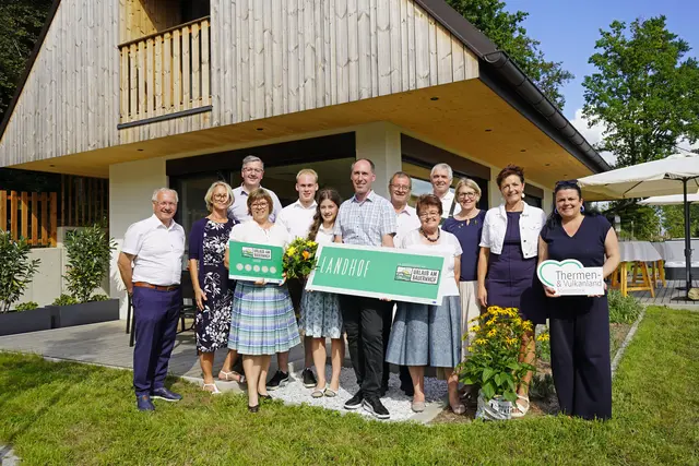 Ein Abordnung der Landwirtschaftskammer bzw. Urlaub vom Bauernhof überreichte Mitgliedsschild und Kategorisierung. Das Refugium am Wald erreichte die höchste zu vergebende Kategorie von Urlaub am Bauernhof. | Foto: WOCHE