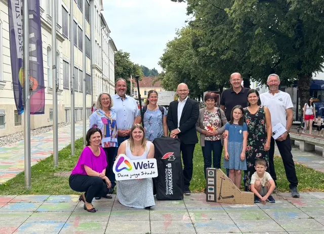 Die Gewinnerinnen und Gewinner mit Vorständen und Geschäftsführung der Einkaufsstadt Weiz | Foto: MeinBezirk