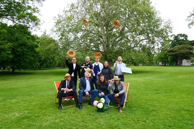 Vöslauer Schlosspark Lounge: stehend: Behrooz Khiaban (ASK), Eduard Gartner (Schmaus & Schluck), Mitarbeiter von Da Aurora, Joelle Kußnow (Leitung Stadtmarketing), Tourismus-Stadtrat Markus Wertek, Sitzend: Siegfried Feil und Christian Degelsegger (Sparkasse), Kerstin Preiß (Stadtmarketing), Bgm. Christian Flammer. | Foto: SGBV