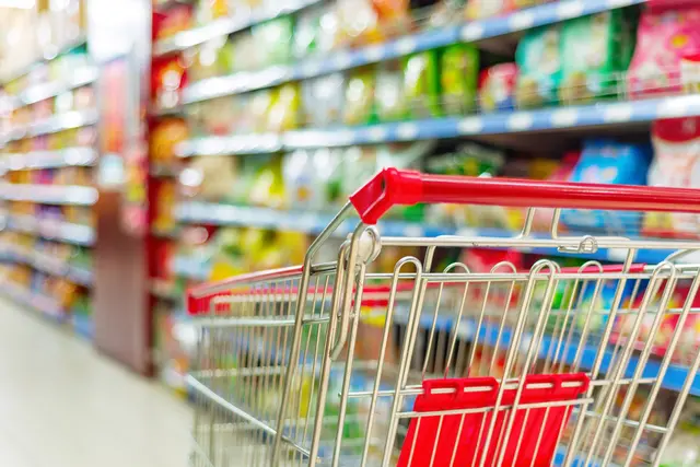 Der Supermarkt im Lenauviertel bekam Besuch von der Lebensmittelaufsicht. (Symbolbild) | Foto: Smarterpix/gyn9037