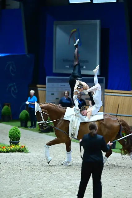 Katharina Furtner (schwarzes Dress) und Katja Riesinger (weiß) auf Pferd Gozer. | Foto: Daniel Kaiser