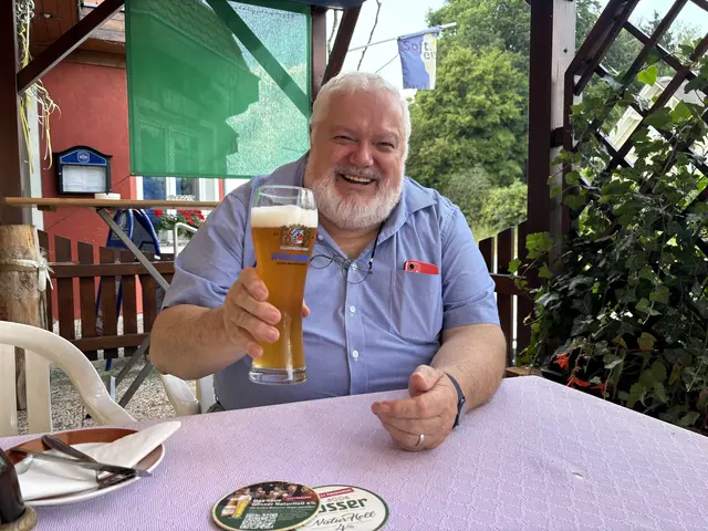 Der aus Vorau stammende pensionierte Gymnasiallehrer und Hobby-Bierbrauer Peter Lechner, kennt Bier-Geschichte wie seine Westentasche. MeinBezirk bat ihn anlässlich des Internationalen Tag des Bieres, heuer am 1. August, zum Gespräch. | Foto: Margot Jeitler