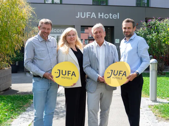 EOSS-Vice-President Philipp Blaschitz, JUFA-CEO Gerhard Wendl, JUFA-CFO Sabrina Schütz-Oberländer und Michael Blaschitz. | Foto: JUFA Hotels