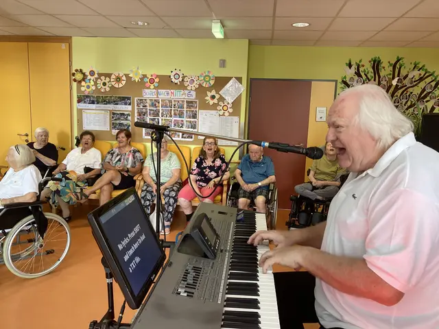 Am 24. Juli – Während draußen die Sonne vom Himmel lachte, strahlte drinnen am "Bunten Nachmittag" das wahre Highlight des Tages. Stefan Kurzmann, musikalisches Multitalent und Showmaster mit Herz, lies im Pflegewohnhaus alte Hits nur so purzeln.