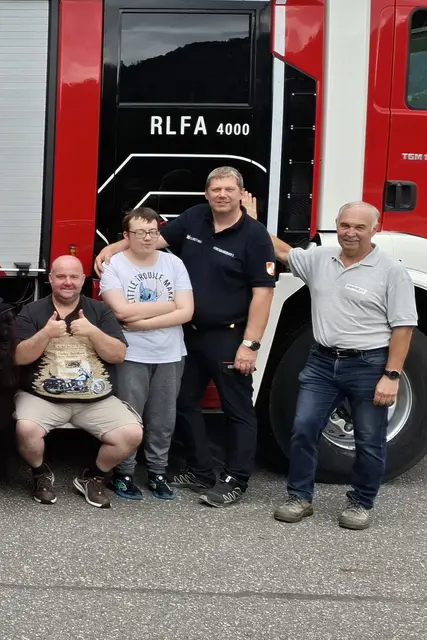 Die Freiwillige Feuerwehr Großraming gewährte den Bewohnern und Beschäftigten der Lebenshilfe OÖ im  rt einen interessanten Einblick – am Bild rechts Kommandant Thomas Kerschbaumsteiner und Lebenshilfe-Arbeitsgruppen-Obmann Leopold
Bürscher. | Foto: Lebenshilfe Großraming