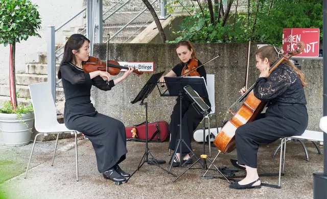 Für die musikalische Gestaltung sorgten Studierende des Alma Rosé Instituts der mdw – Universität für Musik und darstellende Kunst Wien, die als „Gideon Klein Trio Wien“ (Hiroyo Watanabe: Violine, Johanna Hechwartner: Viola, Weronika Strugala: Violoncello) auftraten. Das Trio spielte Werke von Gideon Klein und Hans Krása – beide ebenfalls Opfer der KZ-Herrschaft. | Foto: Stadt Salzburg: Alex Killer