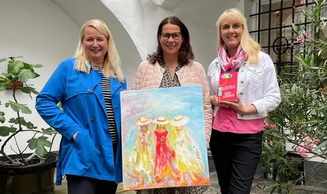 Von links: Malerin Manuela Eibensteiner, Stadtjuwelierin Ingrid Eckerstorfer und Autorin Jana Beck. | Foto: Eibensteiner