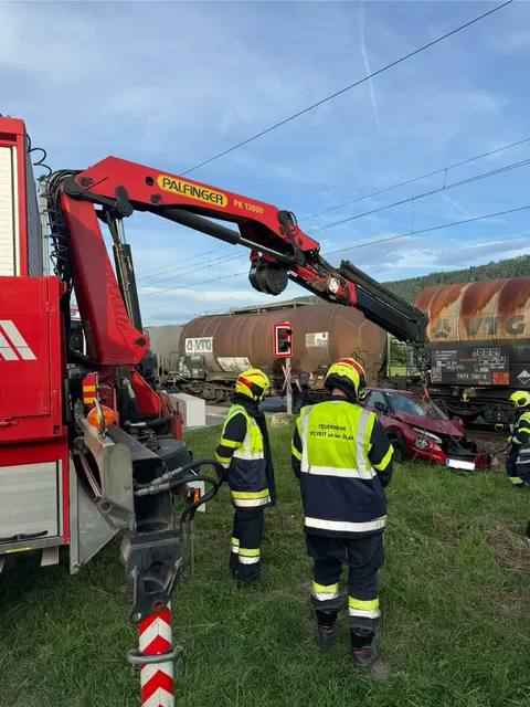 Der Pkw wurde von der Freiwilligen Feuerwehr St. Veit von den Bahngleisen geborgen. | Foto: Fire Veiter - FF St.Veit/Glan