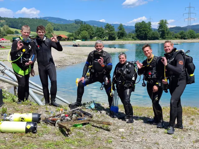 Tauchlehrer Harald Schmiedpeter (4.v.r.) hat gemeinsam mit Mitgliedern des Tauchclub Murtal Müllsäuberungstauchgänge durchgeführt. | Foto: KK