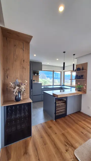 Modernes Wohnen beginnt mit durchdachter Planung und einem feinen Gespür für Materialien, Formen und Funktion. | Foto: Studio Dissauer