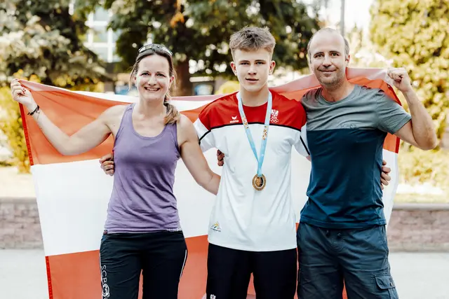 Jubel im Hause Wiesmayr: Mama Sabine mit Niklas und Papa Daniel. | Foto: GEPA pictures / Sportland OÖ