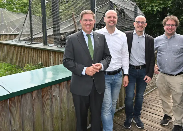 Bürgermeister von Wels, Andreas Rabl (FPÖ), Tiergartenreferent Thomas Rammerstorfer (Grüne), Geschäftsführer der Volksgarten Wels GmbH, Gottfried Struggl, und Dienststellenleiter der Stadtgärtnerei, Christoph Haslmayr. | Foto: Stadt Wels