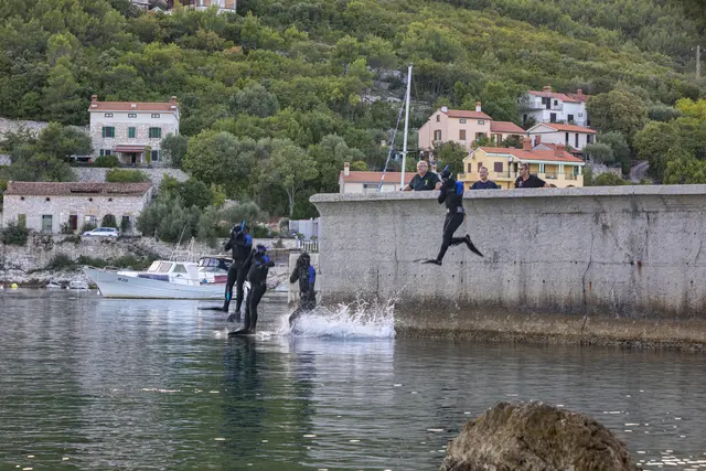 Ein Sprung ins kalte Nass - 90 Prozent der Teilnehmenden beenden die Ausbildung, die knapp vier Jahre umfasst, nicht. | Foto: Richard Berger