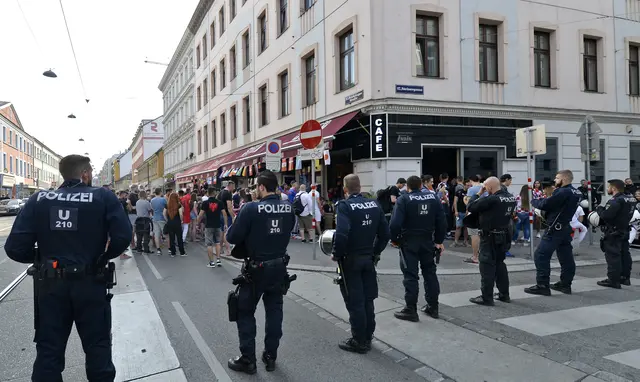 Sicherheitskräfte und Fußball-Fans am Sonntag, 15. Juli 2018, im Rahmen des Fußball-WM-Finalspiels zwischen Frankreich und Kroatien auf der Ottakringer Straße in Wien. | Foto: HERBERT NEUBAUER / APA / picturedesk.com