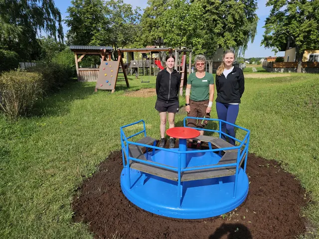 Bauhof-Mitarbeiterin Andrea Gahr mit den Ferialpraktikantinnen Vanessa Karseska und Irene Eder. | Foto: Stadtgemeinde Laa
