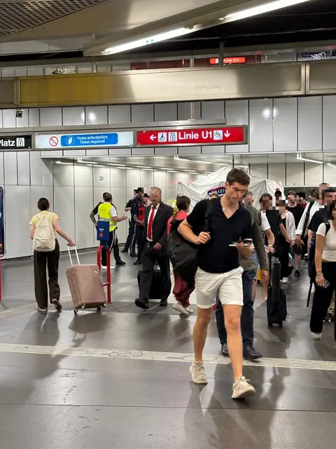 Der Polizeieinsatz bei den Aufzügen hat laut den Wiener Linien keine Auswirkungen auf den Öffi-Verkehr. Lediglich der Bereich bei den Aufzügen bzw. den Ticketautomaten ist Stand 17 Uhr gesperrt. | Foto: zVg