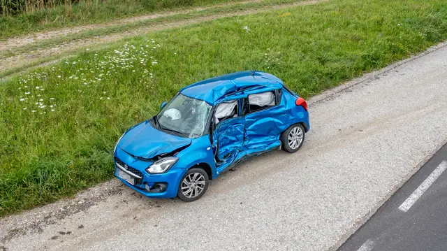 Der Lkw prallte frontal gegen die Fahrerseite des Pkw. | Foto: TEAM FOTOKERSCHI