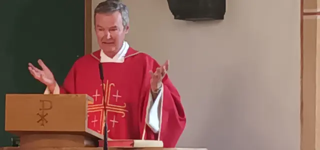 Pfarrer Mag. Bernhard Preiß erzählt die Legende der Hl. Margarethe, die das Böse/ den Lindwurm besiegte.  | Foto: Paul Kaiserfeld