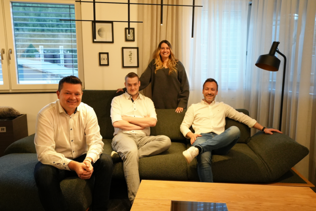 Individuell geplant, meisterhaft umgesetzt – Franz Schabreiter, Michael Riegler, Jasmine Payerhofer und Christopher Dissauer (v. l. n. r.) vom Studio Dissauer verbinden Handwerk, Design und Persönlichkeit zu Wohnlösungen auf höchstem Niveau. | Foto: Studio Dissauer
