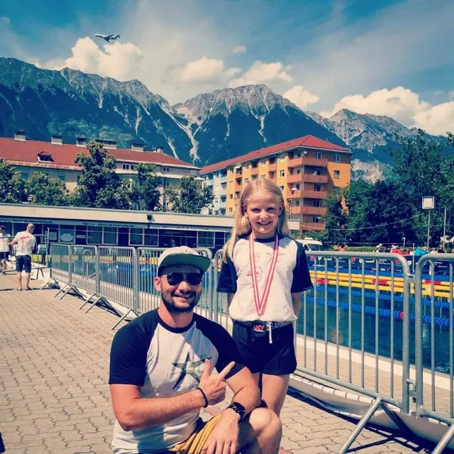 Lilli Paier mit Trainer Christian Wohlmutter im Jahr 2021 in Innsbruck bei den Österreichischen Mehrlagenwettkämpfe der Schülerklasse. Hier gewann die damals Zehnjährige die Gesamtwertung und wurde Österreichische Meisterin der Mehrlagenwettkämpfe der Schülerklasse. | Foto: SV Leoben