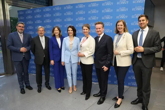 Landeshauptfrau Karoline Edtstadler (4. von links) eröffnete den Salzburg Summit mit hochkarätigen Teilnehmern. Hier im Bild mit Minister Nemanja Starovic (Serbien), Ex-EU Kommisar Johannes Hahn, BM Claudia Plakolm, Sabine Herlitschka (Infineon), IV-Präsident Georg Knill, STS Barbara Eibinger und STS Alexander Pröll. | Foto: Land Salzburg/Franz Neumayr