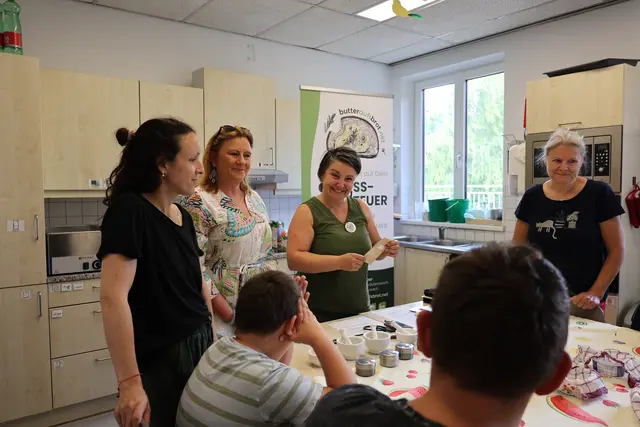 Der Käseworkshop kam bei den Schülern der Allgemeinen Sonderschule enorm gut an – v.l.: Verena Lachnit, Vizebürgermeisterin Maria T. Eder, Sybille Schopper, Silvia Filippovits | Foto: Stadt Klosterneuburg / Lutz