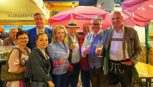 Die Achterlrunde bei den Jakobitagen ist für die Ehrengäste Pflicht – mit dabei die Gumpoldskirchner Ortschefin Dagmar Händler, Gaadens Bürgermeister Anton Jenzer, Gumpoldskichens Weinkönigin Simone I., Maria Enzersdorfs Vizebürgermeisterin Michaela Haidvogel, Mödlings Bürgermeister a. D. Hans Stefan Hintner, Andreas Holzmann, Obmann von der Baugenossenschaft Mödling, Bürgermeister Robert Weber und Bezirkshauptmann Phillip Enzinger. | Foto: Claudia Reisinger