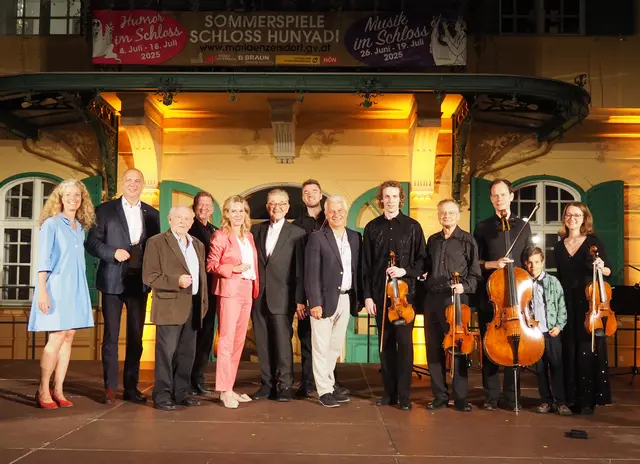 Nadjeschda Morawec, Leiterin Kulturabteilung, Bezirkshauptmann Philipp Enzinger, Kulturgemeinderat Horst Kies, Martin Rummel, Vizebürgermeisterin Michaela Haidvogel, Erwin Steinhauer, Martin Rummel, Bürgermeister Johann Zeiner, Albrecht Menzel, Johannes Flieder, Thomas-Michael Auner mit seinem Sohn Richard, Stephanie Drach | Foto: Marktgemeinde Maria Enzersdorf