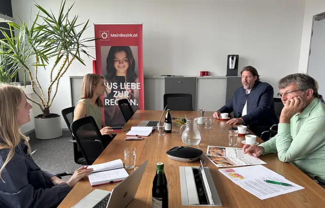 Im Gespräch mit den beiden Redakteurinnen Antonia Unterholzer und Sarah Konrad lieferten Thomas Waitz, Andreas Lackner und Heribert Purkarthofer (v. l.) Informationen zum mehrjährigen EU-Finanzrahmen und der Situation der heimischen Bäuerinnen und Bauern. | Foto: MeinBezirk