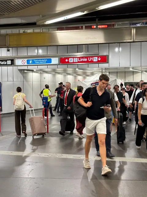 Der Polizeieinsatz bei den Aufzügen hat laut den Wiener Linien keine Auswirkungen auf den Öffi-Verkehr. Lediglich der Bereich bei den Aufzügen bzw. den Ticketautomaten ist Stand 17 Uhr gesperrt. | Foto: zVg