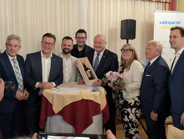 Der Kanzler im Kreise der Neunkirchner ÖVP-Riege im Gasthaus Osterbauer. | Foto: Privat