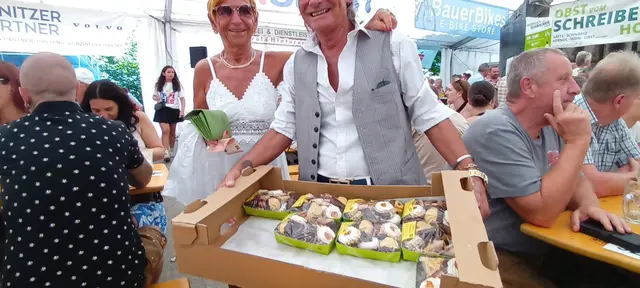 Gebhard und seine Frau im Einsatz mit süßen Sachen 