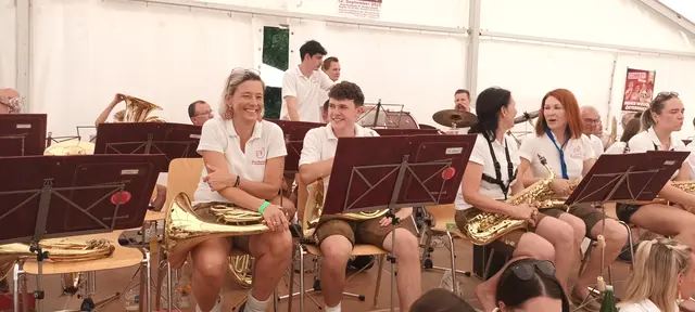 Die Obfrau Birgit Rindler des MV St. Margarethen/Raab zeigt sich glücklich mit der Leistung des Blasmusik Orchesteres beim Frühschoppen. 