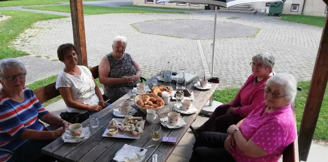 Die ältere Generation aus der Gemeinde traf sich bei Kaffee, Mehlspeisen und Brötchen. | Foto: Nachbarschaftshilfe Plus