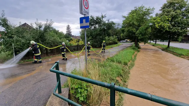 In Gross trat der Graben über die Ufer. | Foto: BFKDO Hollabrunn