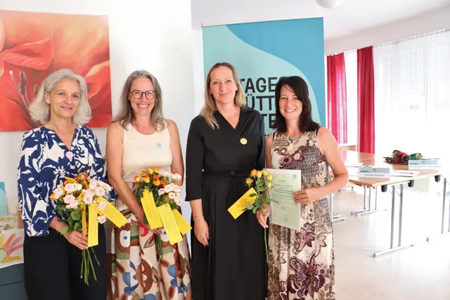 Adelheid Kaiser (r.) mit Barbara Brinner, Sophie Teyssandier und Daniela Wohlmuth von Tagesmütter Steiermark bei der Zeugnisverleihung.
 | Foto: Edith Ertl