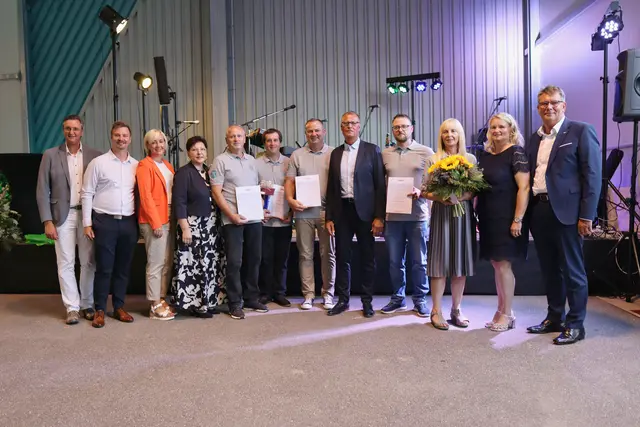 Bei der Mitarbeiterehrung: Thomas Novoszel, Florian Rodler, Sabine Trinkl, Herta Walits-Guttmann, Dietmar Wilfinger, Manuel Joszt, Thomas Brunner, Wolfgang Nikitscher, Markus Peischl, Sonja Lang, Monika Rodler und Roman Eder (von links). | Foto: Gerald Winkovitsch
