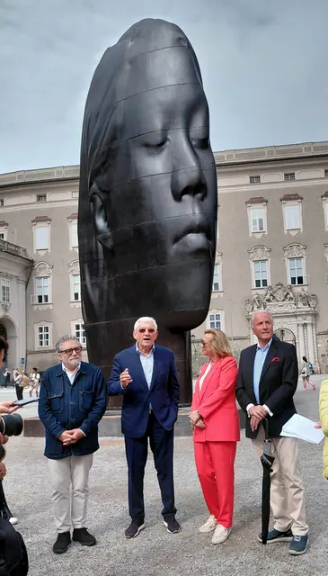 Eröffnung der Ausstellung ganz  links der Künstler Jaume Plensa | Foto: H.Bachinger